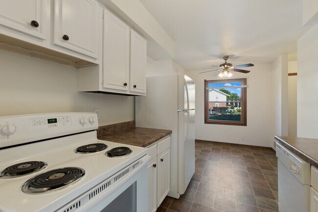 Foto del edificio - 8041 W Crawford Ave