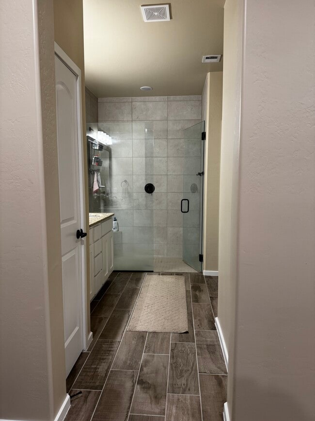 Master bathroom - 373 Caine Pl
