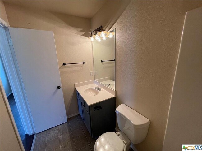 Foto del edificio - Ready For Immediate Move In!!!