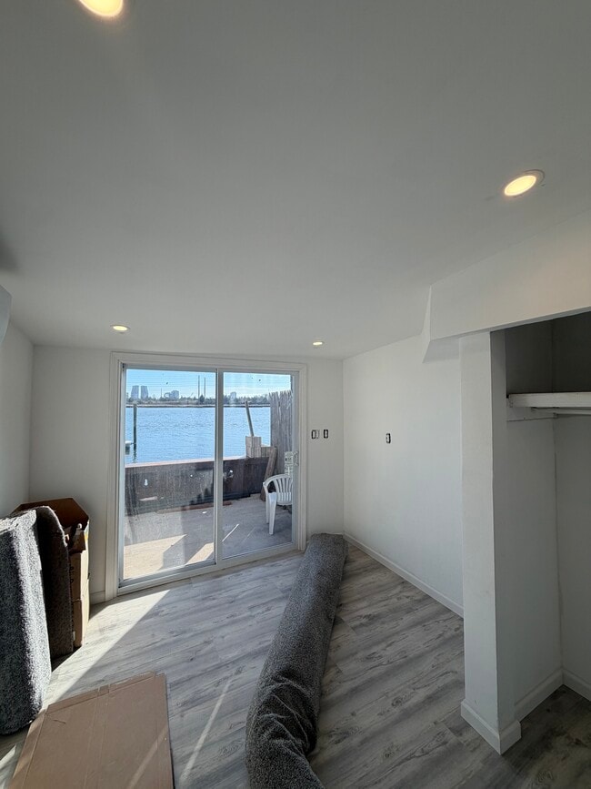 Foto del edificio - 1658 W Riverside Dr