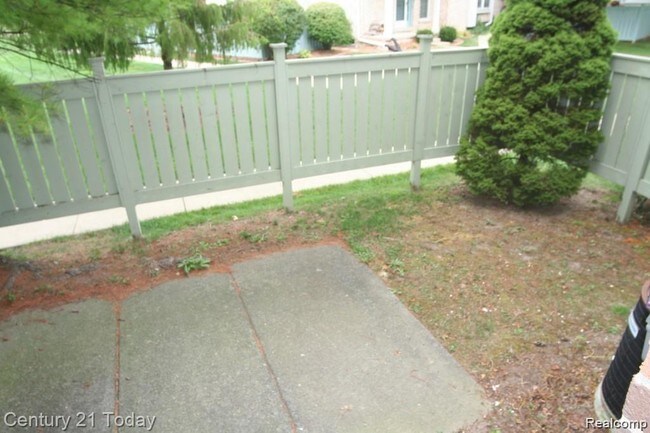 Building Photo - 42147 Roscommon St