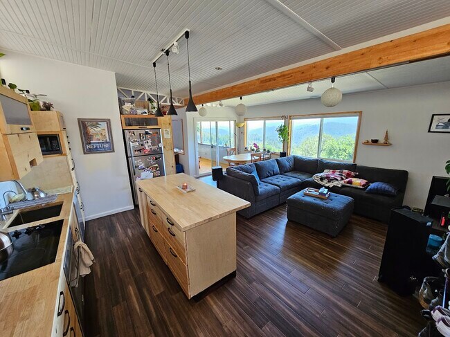 Foto del edificio - 23450 Upper Oak Flat Road