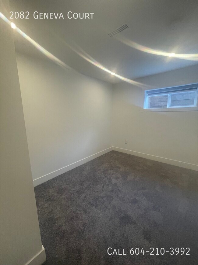 Photo du bâtiment - 2 Bedroom Suite With A/C In Abbotsford Inc...
