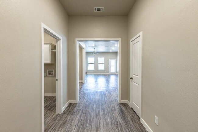 Foto del edificio - Beautiful 4 bed 3 bath home