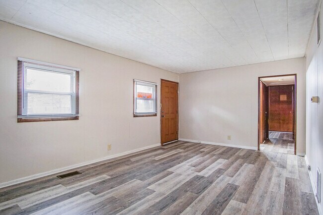 Building Photo - Three bedroom south side retreat
