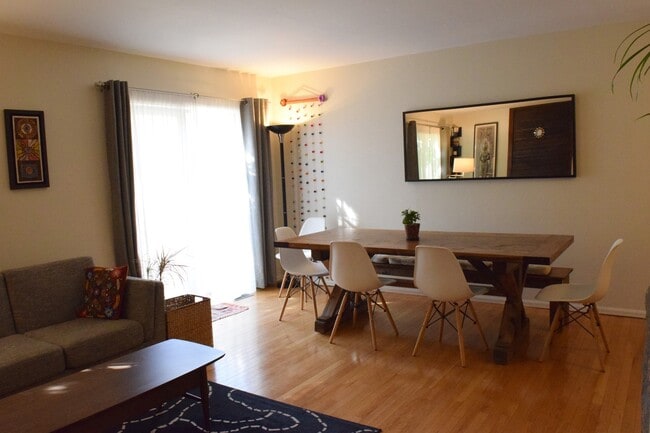 Building Photo - 3B/2.5B Updated Lafayette End-Unit Townhou...