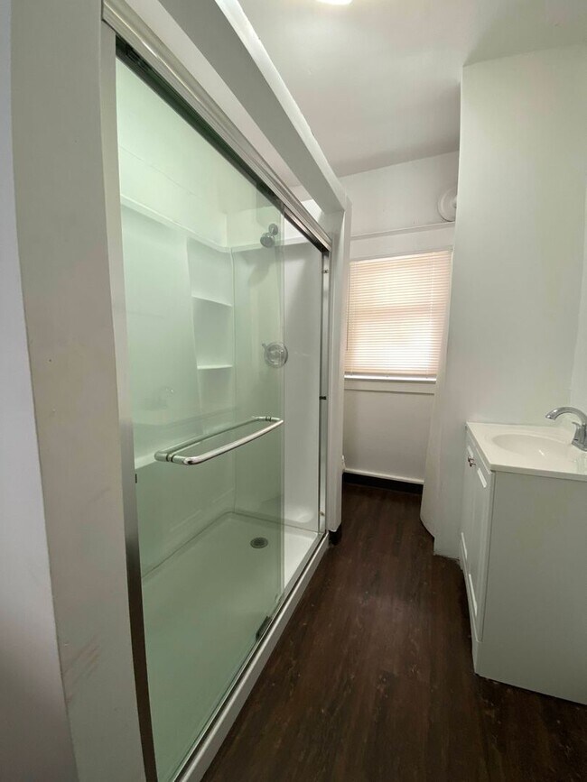 Foto del edificio - Two Bed, One Bath Apartment Located Downtown