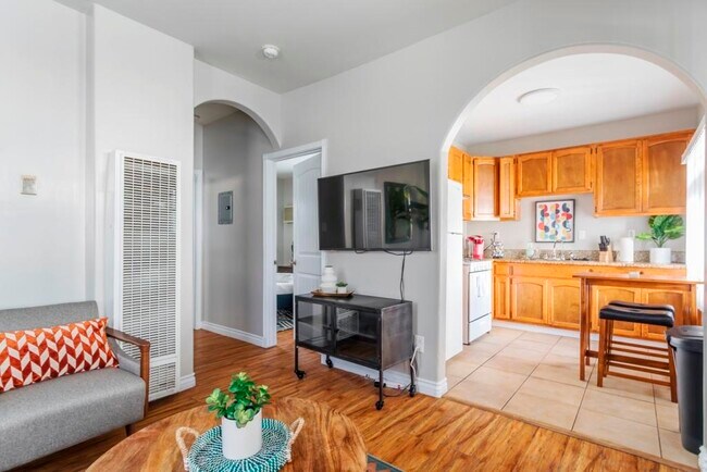 Building Photo - 3112 Walton Ave