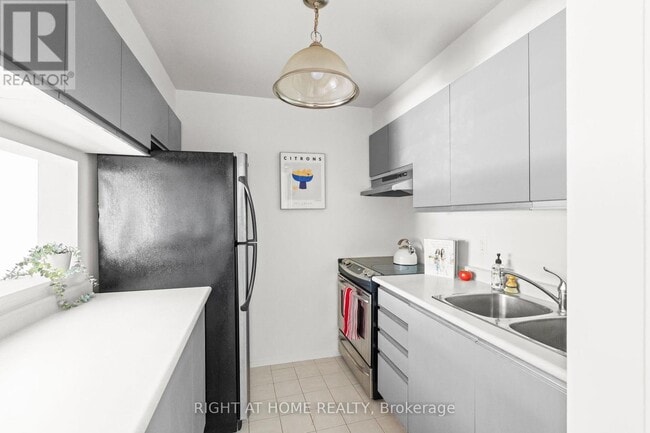 Building Photo - 250-250 Brittany Dr