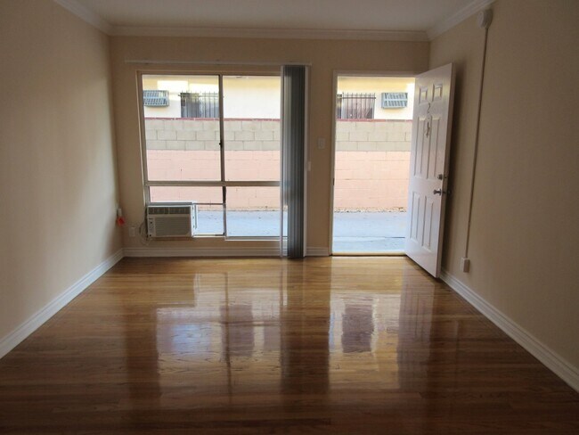 Building Photo - 4948 Rosewood Ave