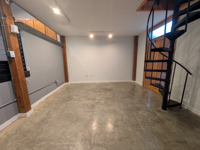 Building Photo - 174 Chester Ave SE