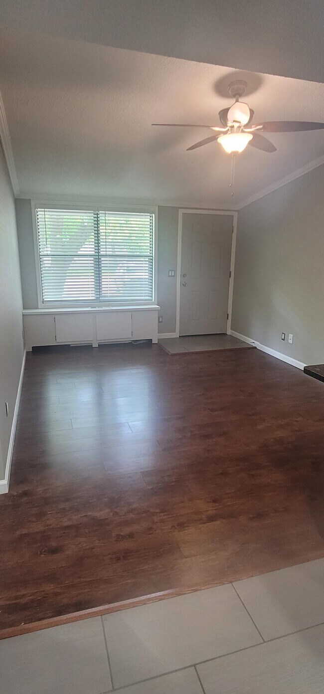 Foto del edificio - 121 Waterbury Ct