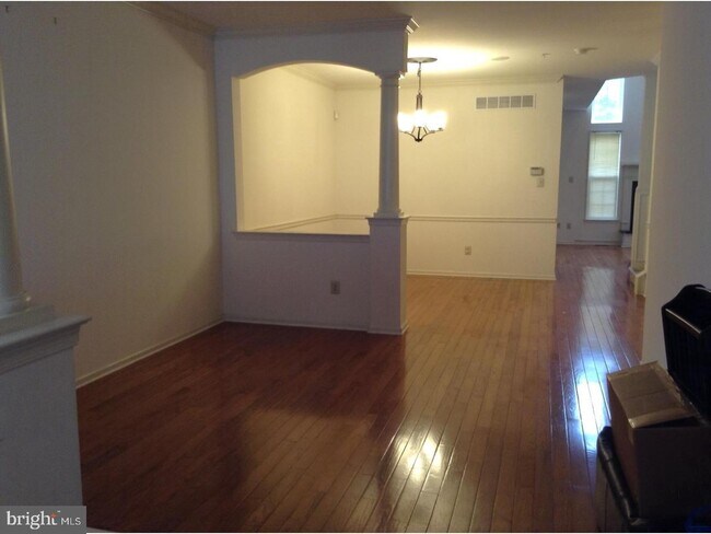 Building Photo - 504 Rolling Hill Dr