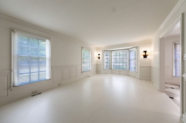 Building Photo - Elegant Townhome in Colonial Williamsburg