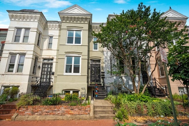 Building Photo - 724 5th St NE