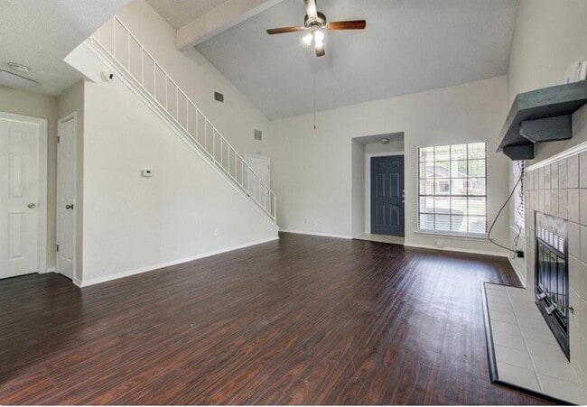 Foto del edificio - 14500 Donald Dr