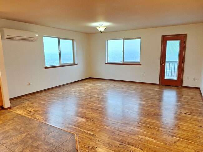 Building Photo - Newer 2 Bed 1 Bath Duplex With A View