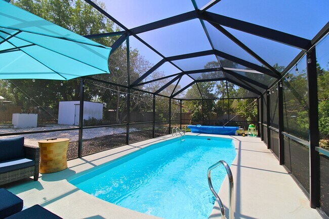Foto del edificio - 3 Bed, 2 Bath Furnished Home With Screened...