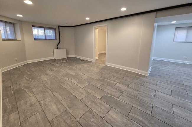 Building Photo - 4341 N Francisco Ave