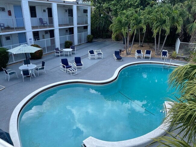 Mid-20th Century Pool & spacious Deck - 115 Inlet Way