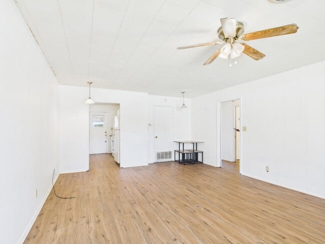 Building Photo - Unit 8