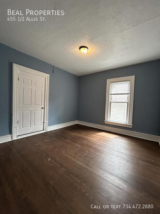 Building Photo - 455 1/2 Allis St.-