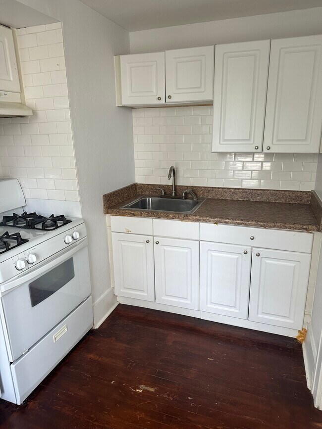 Building Photo - 2017 6th Ave W