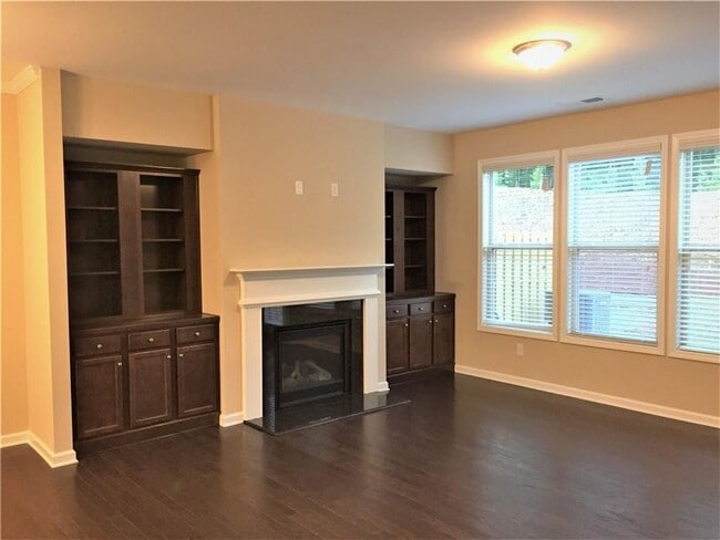 Building Photo - 1055 Hampton Oaks Dr