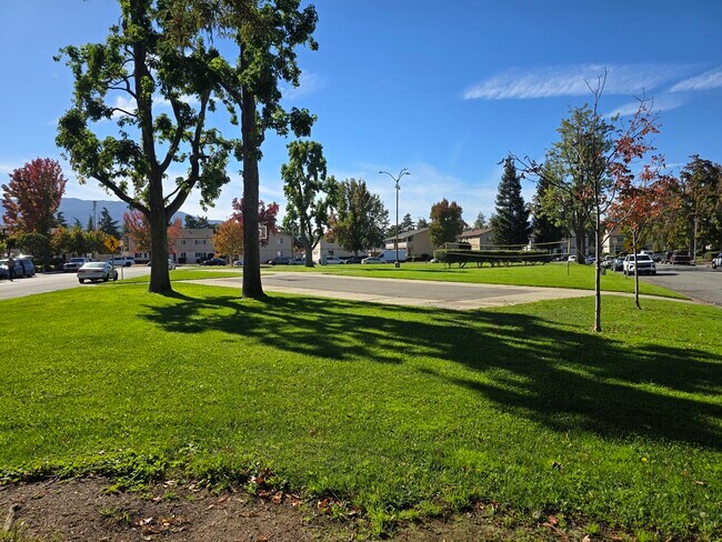 Foto del edificio - 1751 Ross Cir