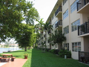 Apartments at Crystal Lake photo'