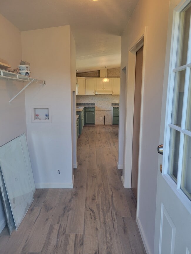 laundry/side entry - 390 Wall St