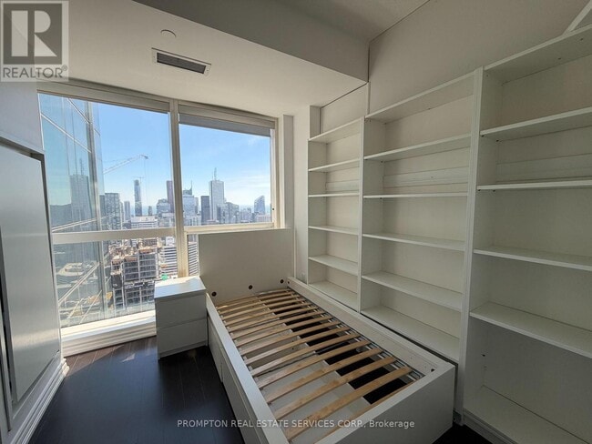 Building Photo - 386 Yonge St