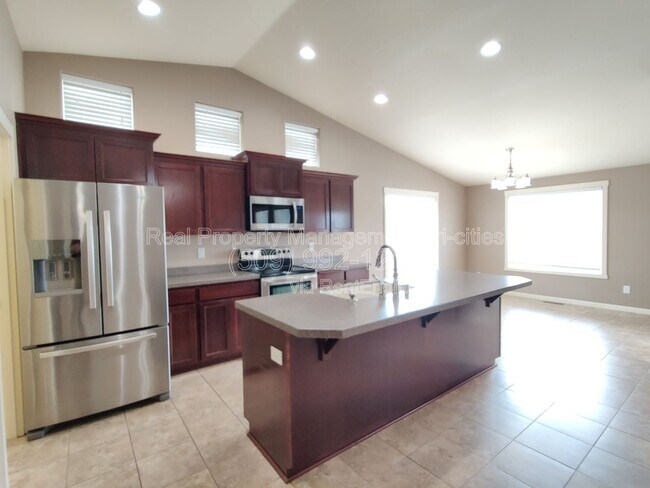 Foto del edificio - 603 Hilltop View St