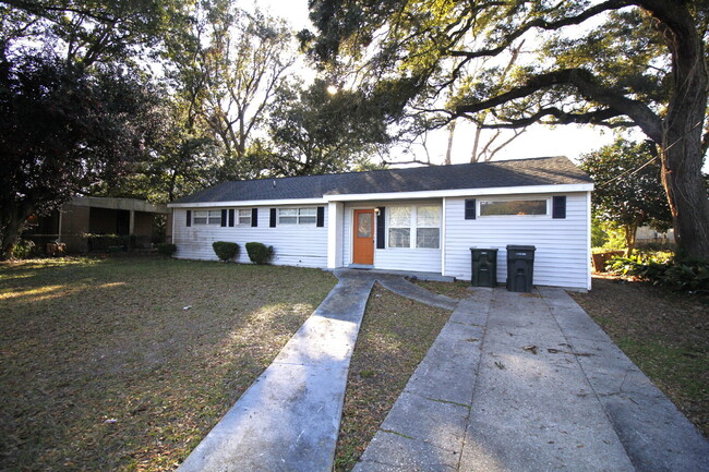 Building Photo - "Charming 3-Bedroom, 2-Bathroom Home in Id...