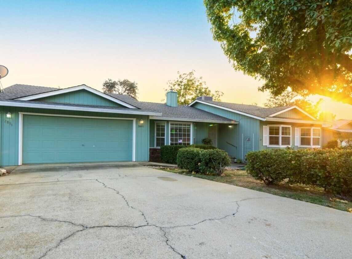 Foto principal - 3 Bedroom In Shasta View Neighborhood with...