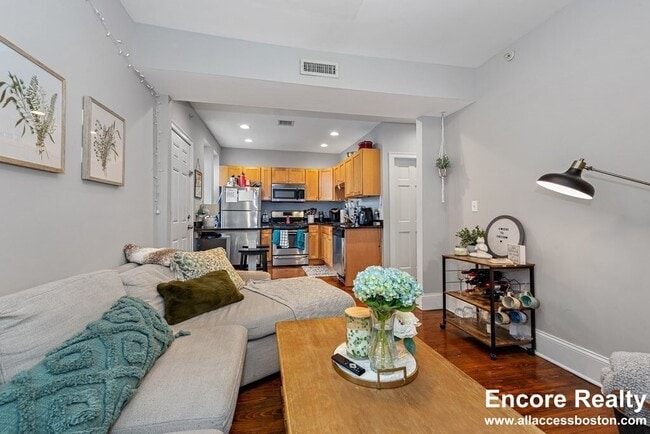 Building Photo - 16 Sewall St