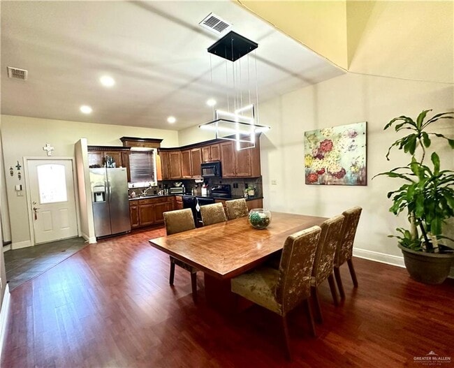 Building Photo - 18 San Saba St