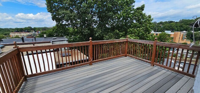Foto del edificio - Charming Brookline Washington Sq. 2- Bed/2 Bath with Large Deck and Office