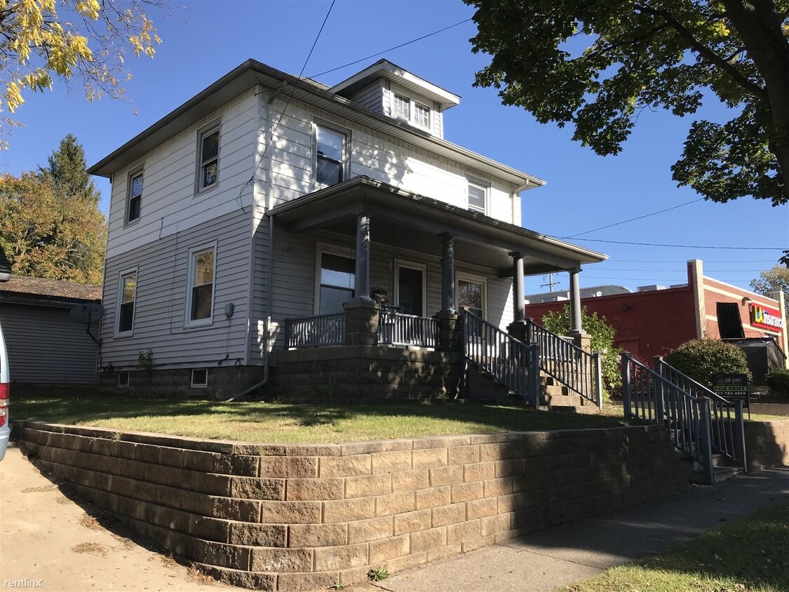 3 br, 1.5 bath House 110 W High St House Rental in Jackson, MI