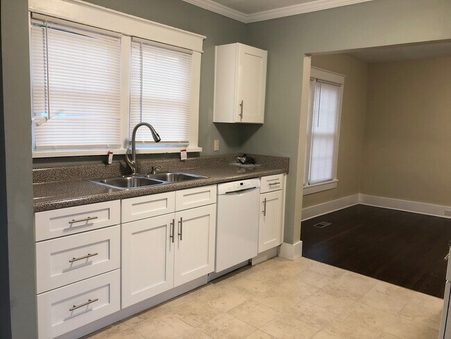 Foto del edificio - Gorgeous 2 BR bungalow in the newly hip 37...