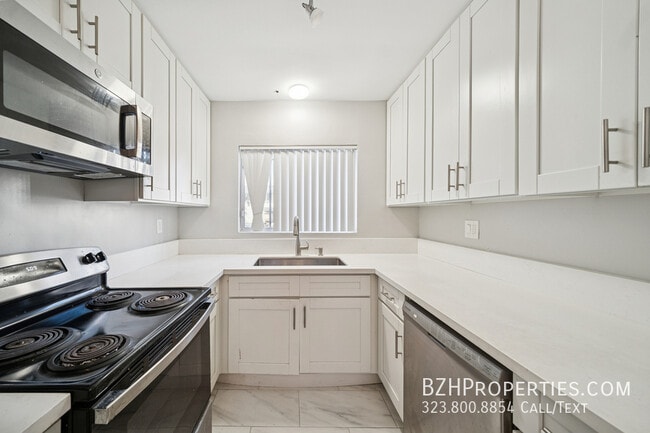 Building Photo - 326 Serrano Ave