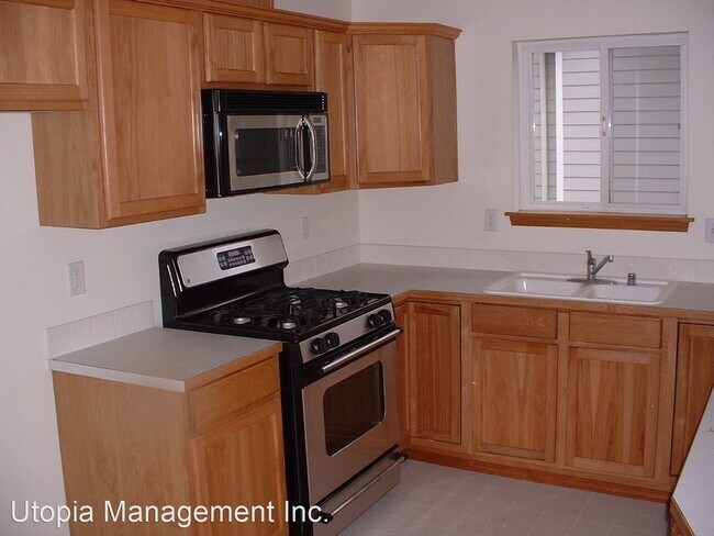 Building Photo - 6 br, 3 bath House - 124 33RD ST.
