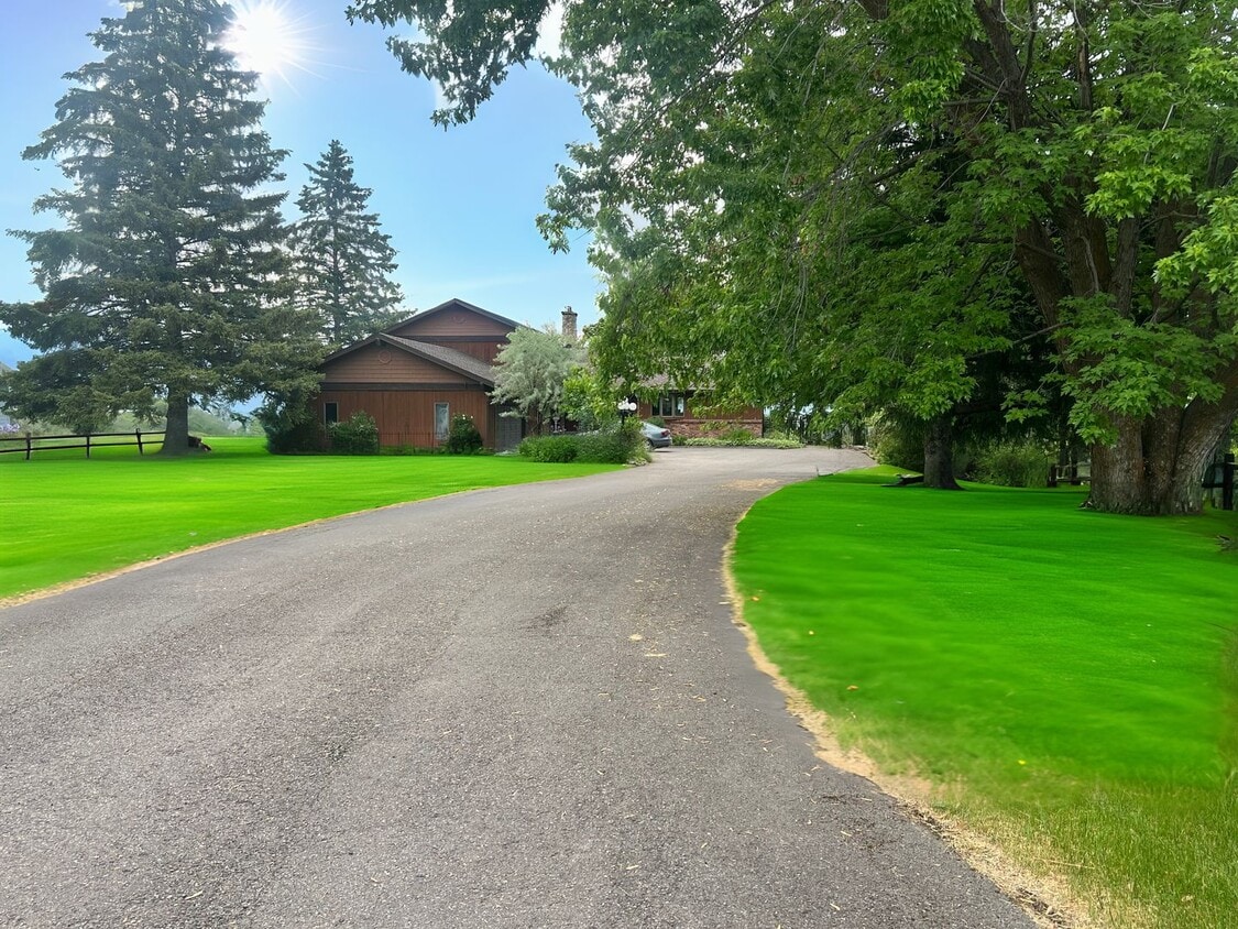 Primary Photo - Kalispell Home with stunning mountain views