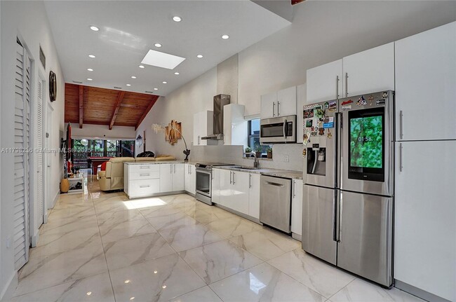 Building Photo - 2751 Parkview Dr S