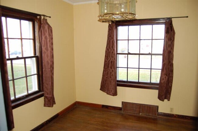 Building Photo - 2821 W Villard Ave