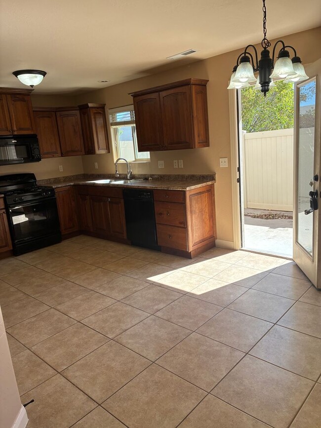Building Photo - Cedar Park Townhome