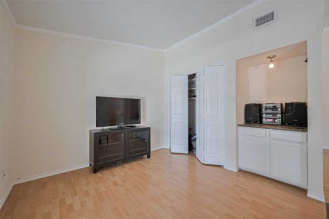 Building Photo - 2425 Augusta Dr