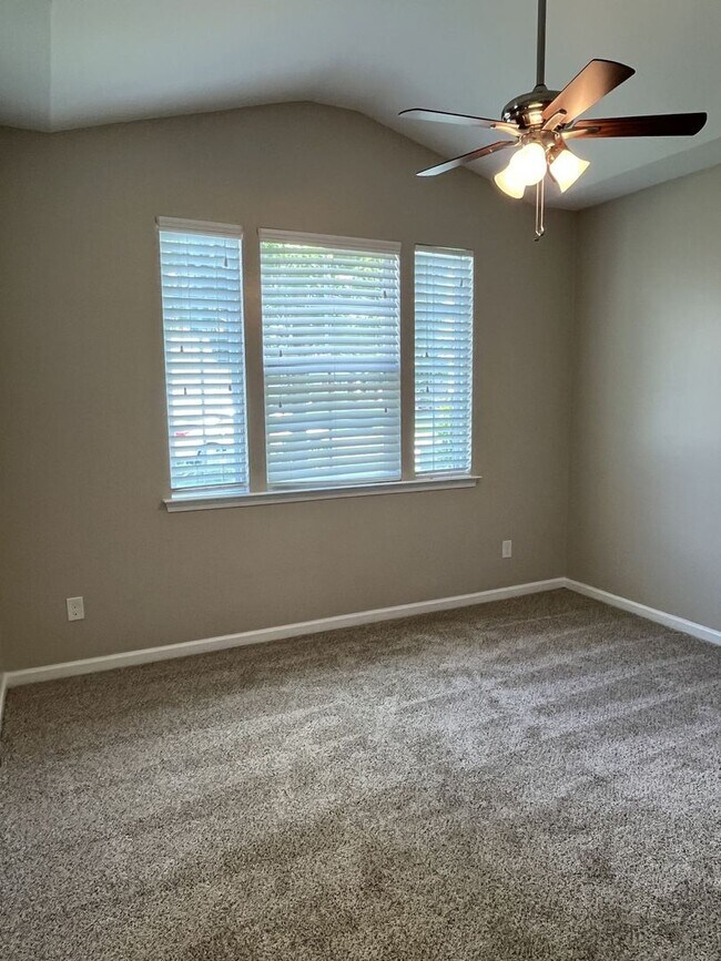 Building Photo - Great 4 Bed Home in Desired Winding Walk C...