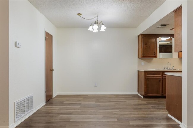 Building Photo - 2109 Holly Springs Dr