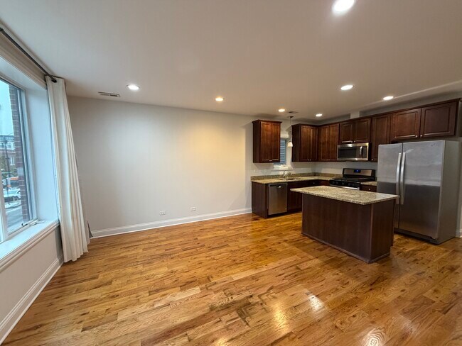 Foto del edificio - 2450 W Diversey Ave